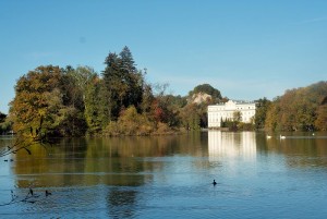 800px-Salzburg_Schloss_Leopoldskron_und_Weiher