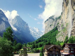 800px-Lauterbrunnen_valley_in_summer