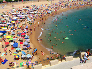 800px-Typical_Crowded_Beach