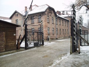 Arbeit_macht_frei_sign,_main_gate_of_the_Auschwitz_I_concentration_camp,_Poland_-_20051127